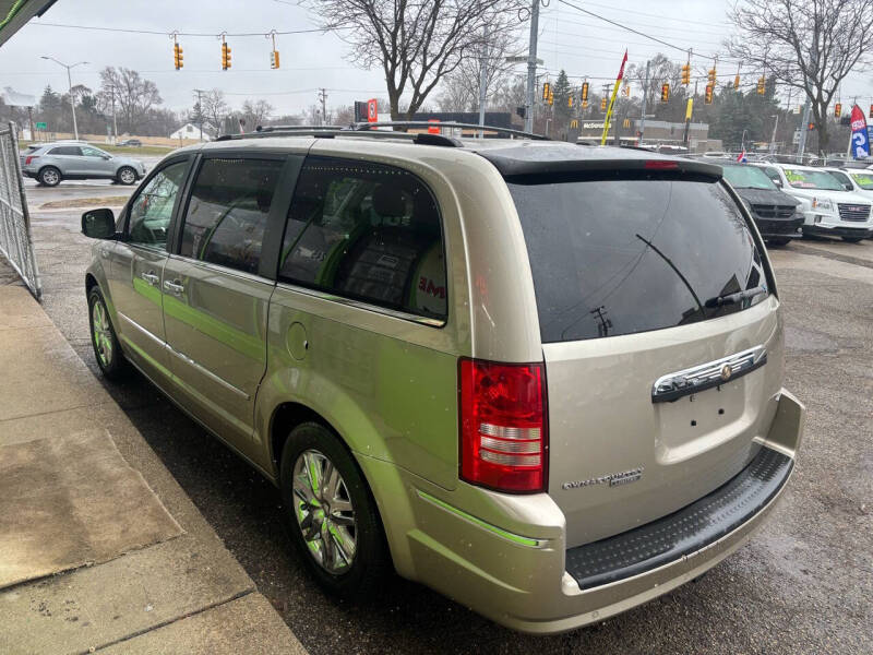 2008 Chrysler Town & Country Limited photo 2