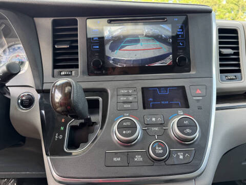 2015 Toyota Sienna XLE 7-Passenger Auto Access Seat