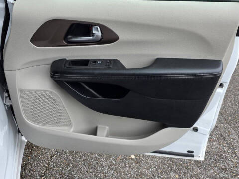 2022 Chrysler Voyager LX