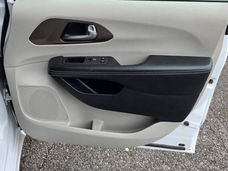 2022 Chrysler Voyager LX