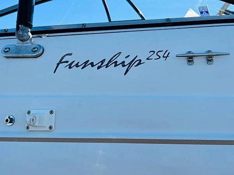 2001 Four Winns FUNSHIP 254