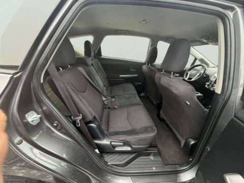 2017 Toyota Prius v Five