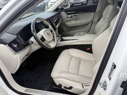 2017 Volvo S90 T6 Momentum