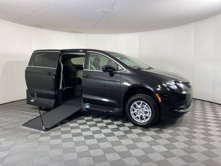 2022 Chrysler Voyager LX