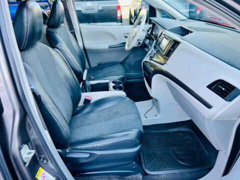 2014 Toyota Sienna SE 8-Passenger