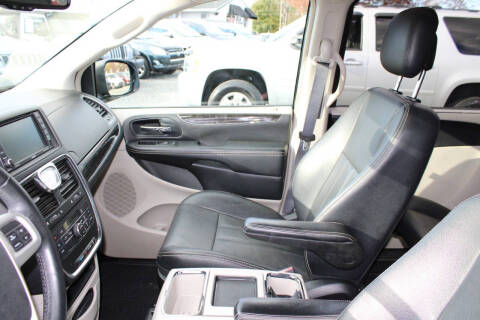 2016 Chrysler Town and Country Touring