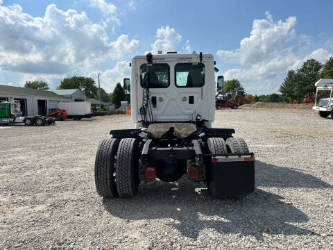 2012 Freightliner Cascadia 113 Semi Truck