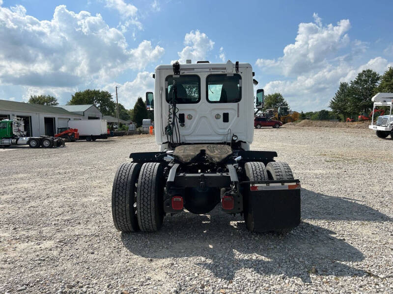 2012 Freightliner Cascadia 113 Semi Truck