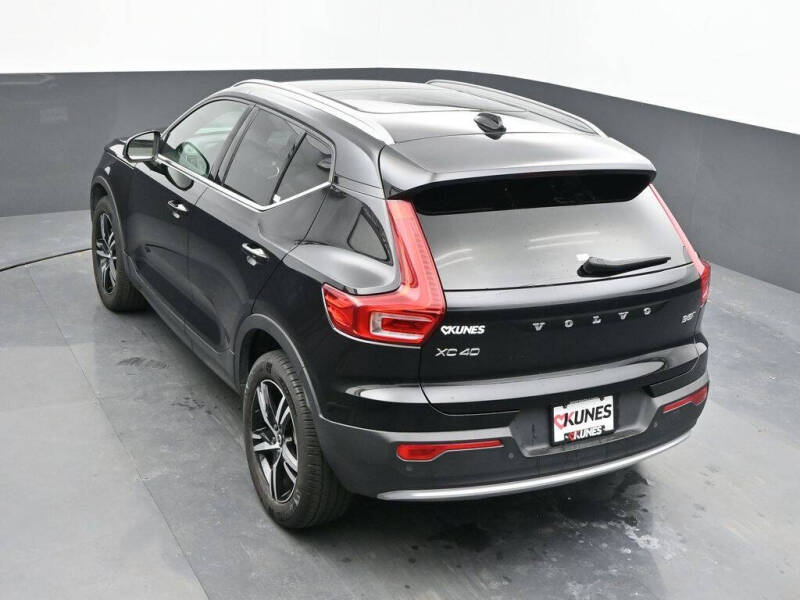 2025 Volvo XC40 B5 Core Bright Theme