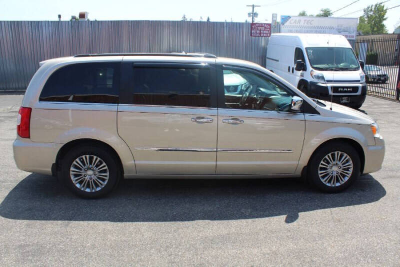 2015 Chrysler Town and Country Touring-L