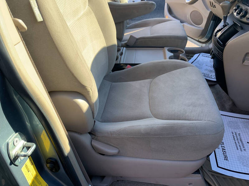 2005 Toyota Sienna LE 8 Passenger