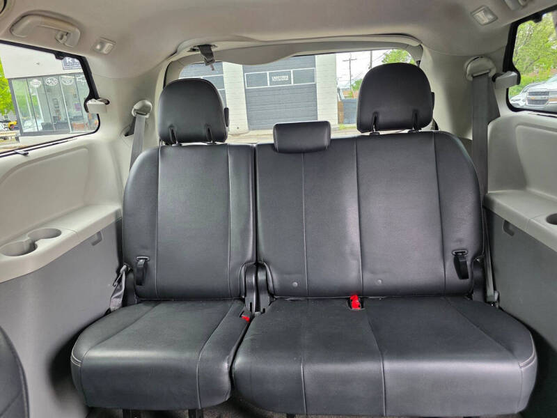2013 Toyota Sienna SE 8-Passenger