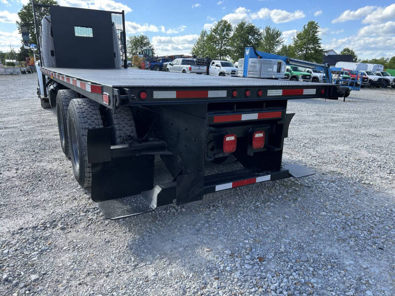 2017 Freightliner M2106 Truck