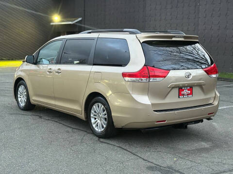 2014 Toyota Sienna XLE 8-Passenger