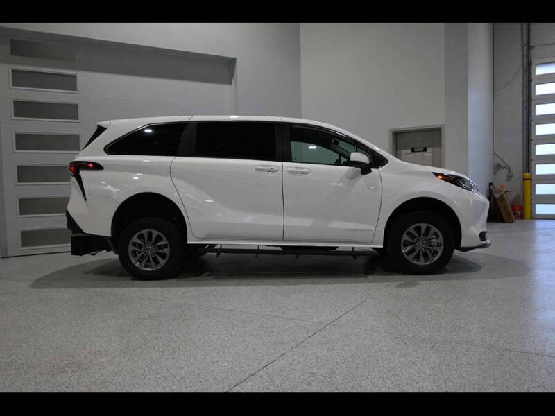 2025 Toyota Sienna LE 8-Passenger