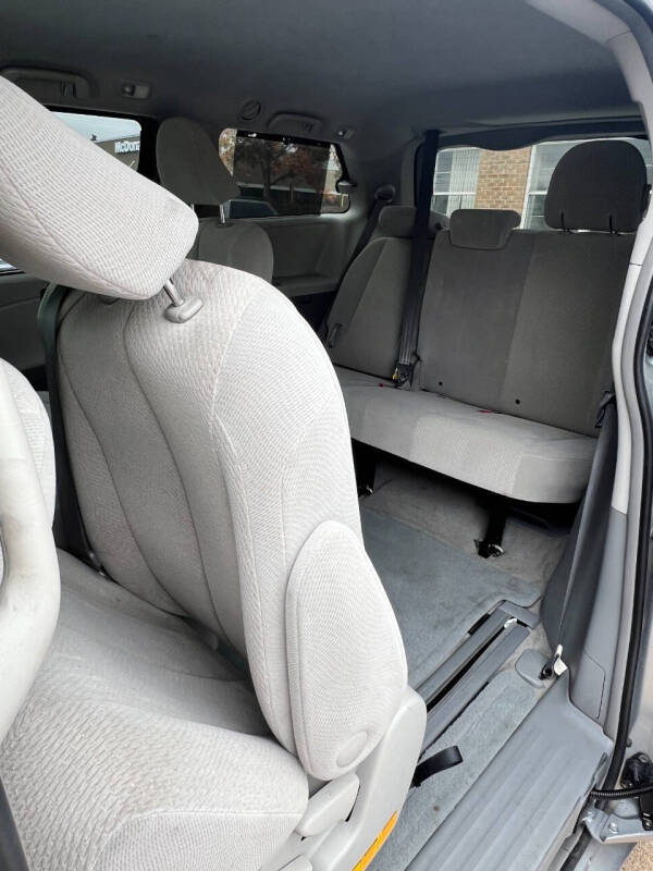 2013 Toyota Sienna LE 8-Passenger