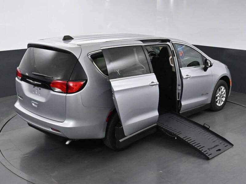 2023 Chrysler Voyager LX