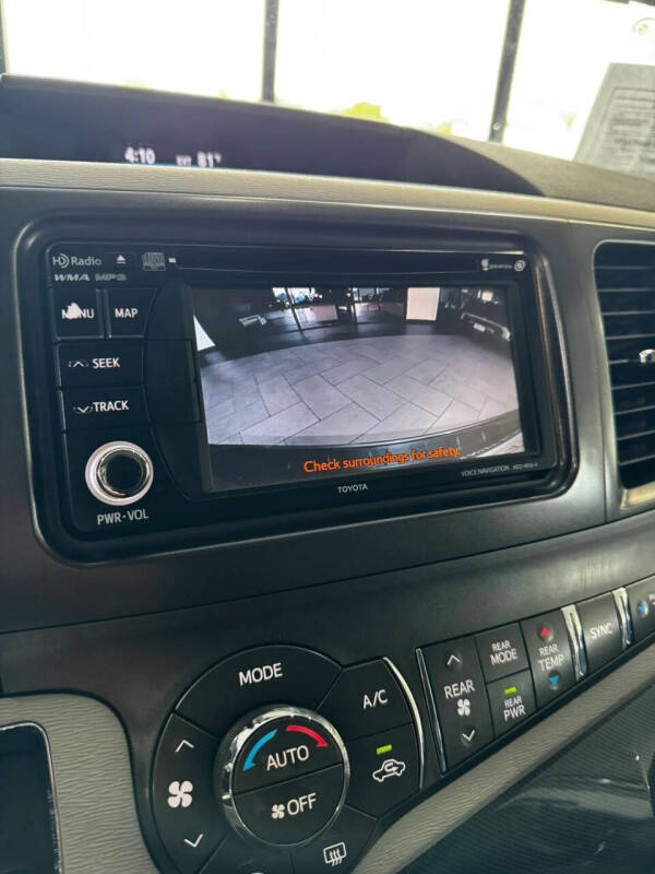 2013 Toyota Sienna SE 8-Passenger