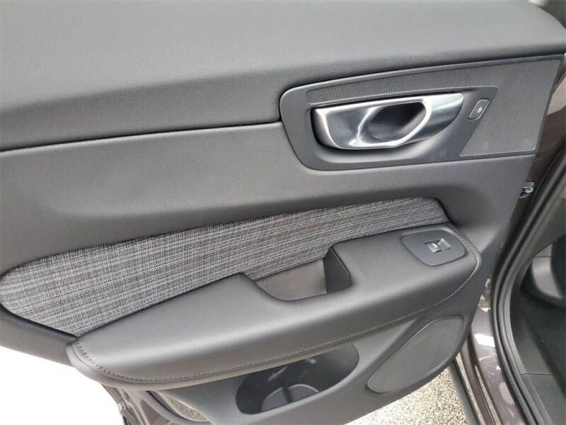 2025 Volvo XC60 B5 Core Dark Theme