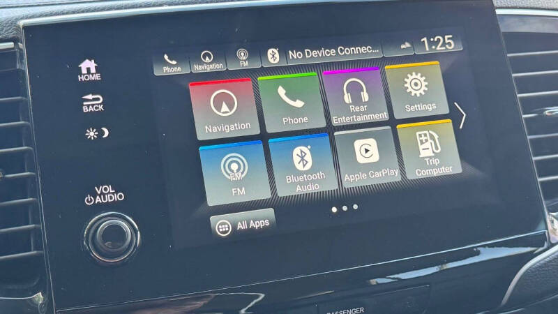 2022 Honda Pilot Touring w/Rear Captain's Chairs