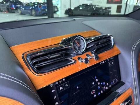 2023 Bentley Bentayga EWB V8