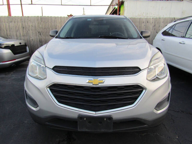 2017 Chevrolet Equinox LS photo 2