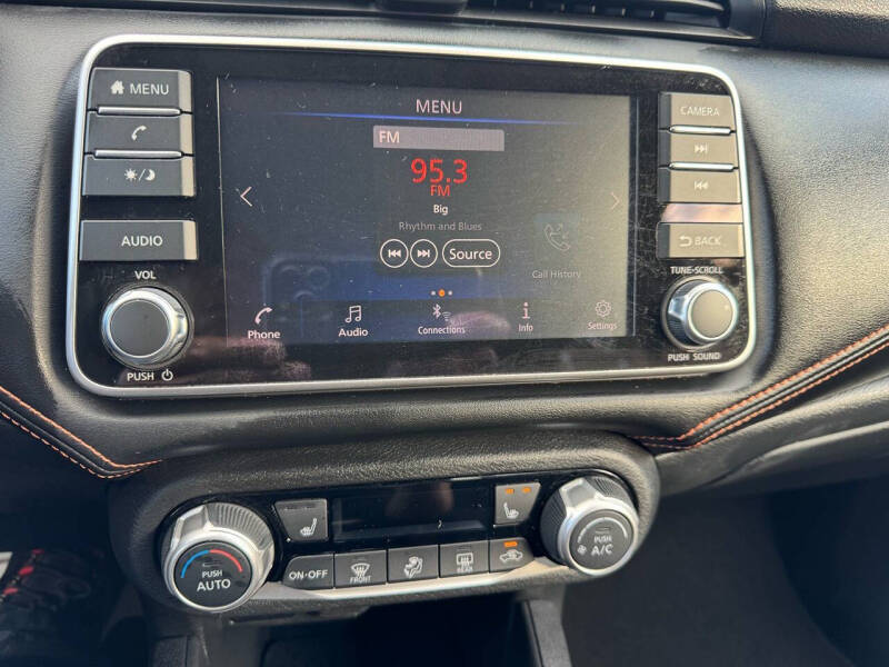 2022 Nissan Versa SR