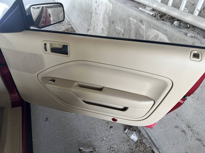 2005 Ford Mustang V6 Deluxe