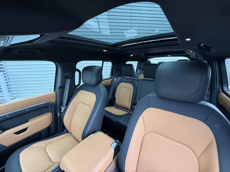 2024 Land Rover Defender 130 P400 X-Dynamic SE