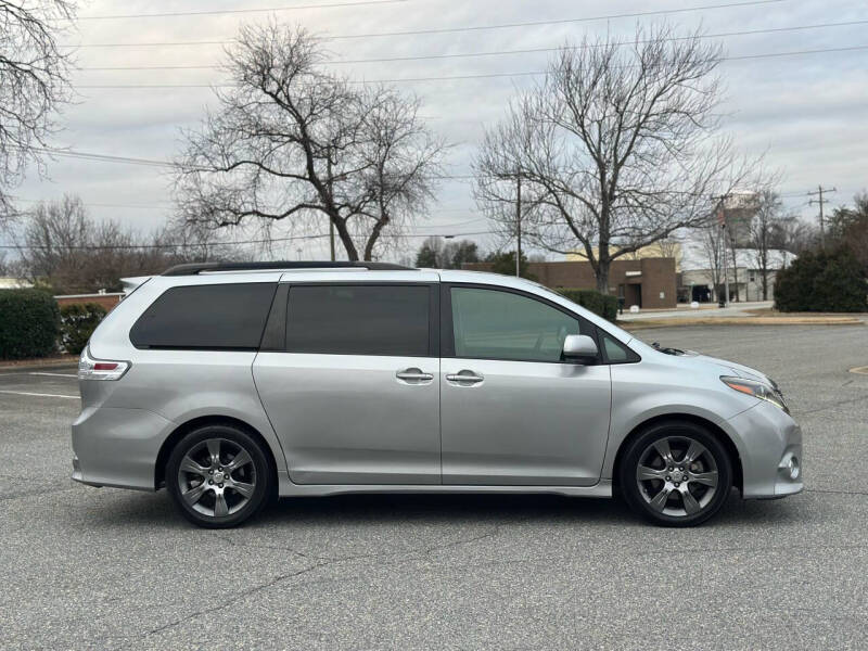 2015 Toyota Sienna SE 8-Passenger