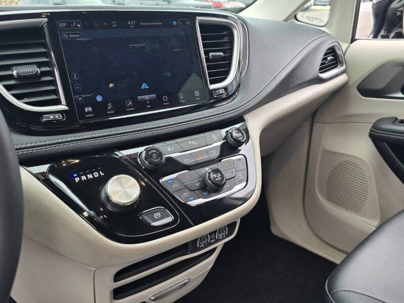 2024 Chrysler Pacifica Plug-In Hybrid Select