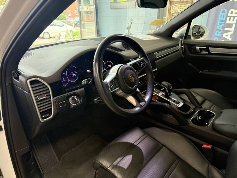 2023 Porsche Cayenne Platinum Edition