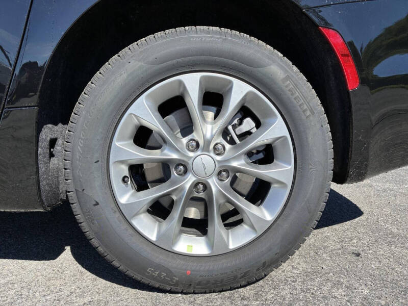 2027 Chrysler Pacifica Select