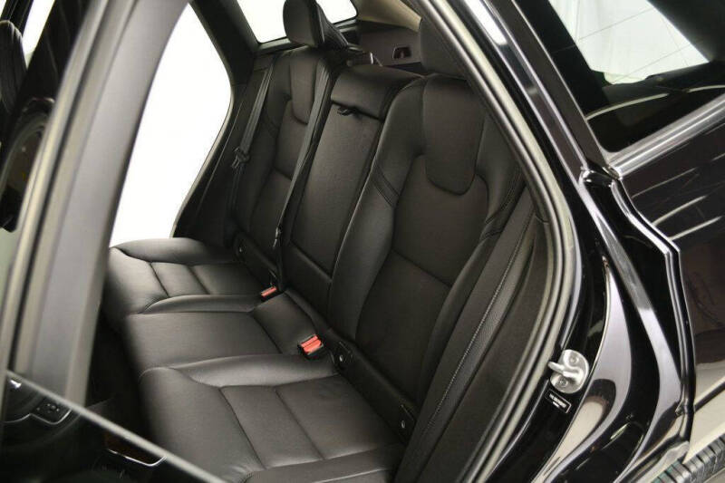 2022 Volvo XC60 B5 Momentum