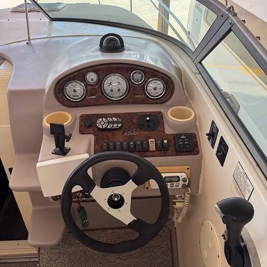 2005 Rinker 270 Express Cruiser