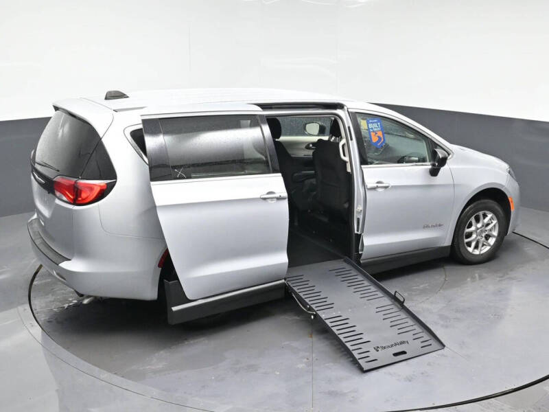 2024 Chrysler Voyager LX