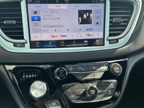 2025 Chrysler Voyager LX