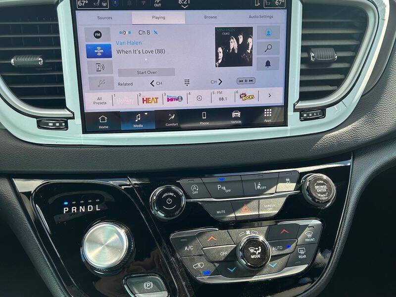 2025 Chrysler Voyager LX