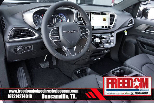 2025 Chrysler Voyager LX