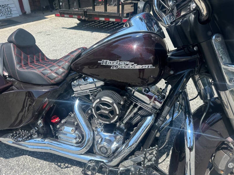 2011 Harley-Davidson FLHX -
