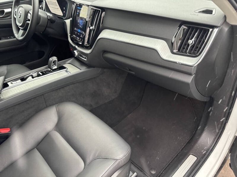 2025 Volvo XC60 B5 Plus Dark Theme