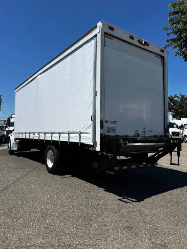 2018 Freightliner M2 106