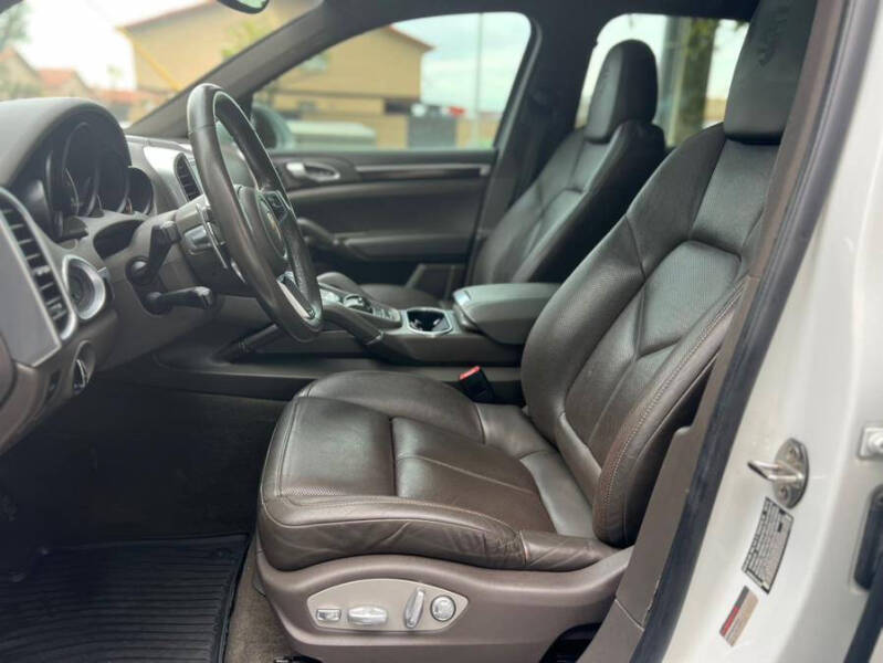 2017 Porsche Cayenne Platinum Edition