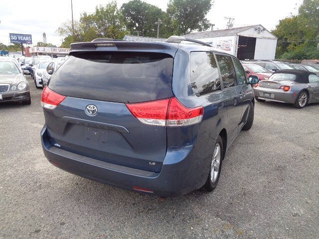 2014 Toyota Sienna LE 8-Passenger