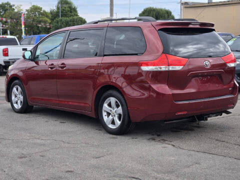 2012 Toyota Sienna LE 7-Passenger Auto Access Seat