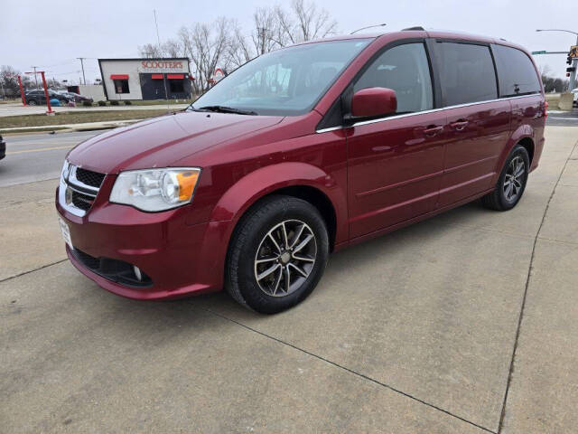 2016 Dodge Grand Caravan for sale at Bigfoot Auto in Hiawatha, IA