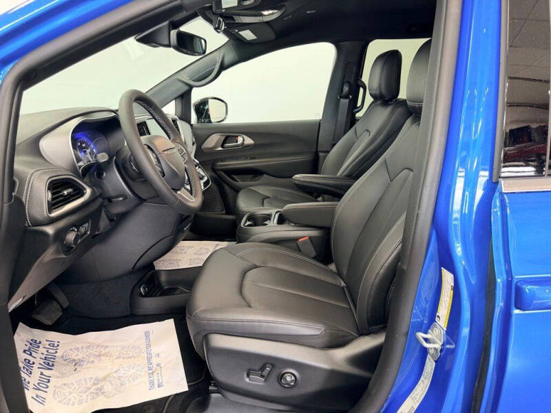 2027 Chrysler Pacifica Select