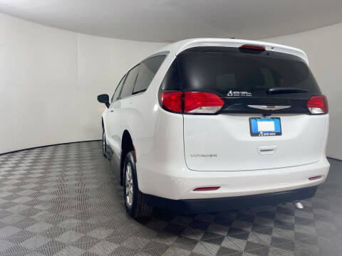 2024 Chrysler Voyager LX