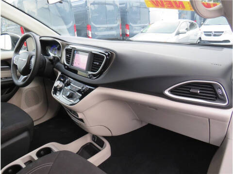 2022 Chrysler Voyager LX