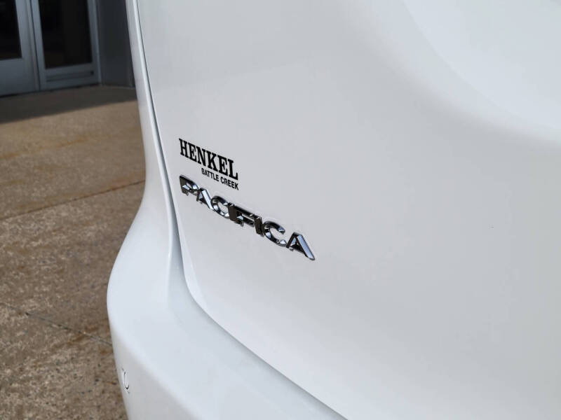 2027 Chrysler Pacifica Select
